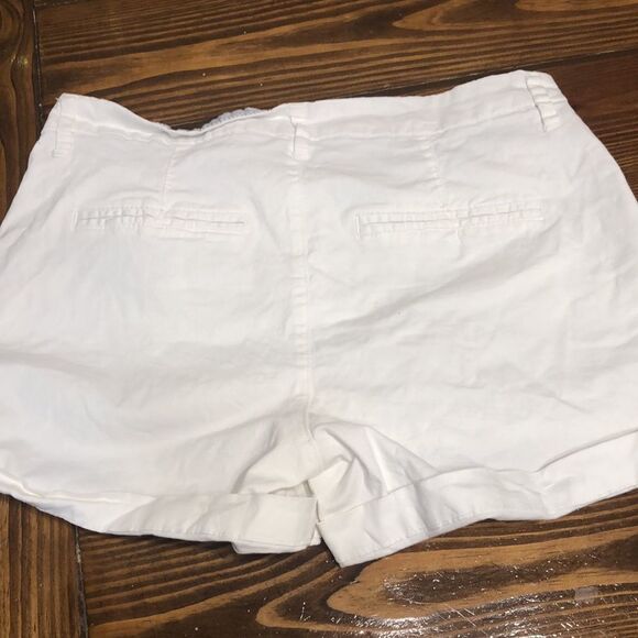 Old Navy Everyday White cuffed Shorts Size 6 - Picture 4 of 6